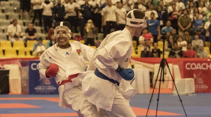 Aksi Faqih Karomi saat bertanding melawan karateka Spanyol, Marc Camacho Torres. Di laga final nomor Cadet Kumite -70 kg putra, Faqih menang dengan skor 5-2(bola.com/Vitalis Yogi)