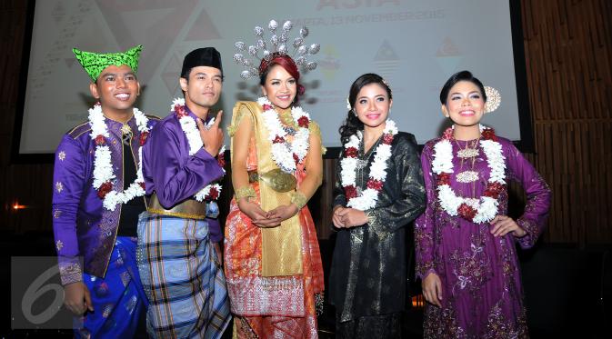 Para Peserta D'Academy Asia asal Malaysia saat melakukan sesi pemotretam di Jakarta, (13/11/2015). (Liputan6.com/Gempur M Surya)