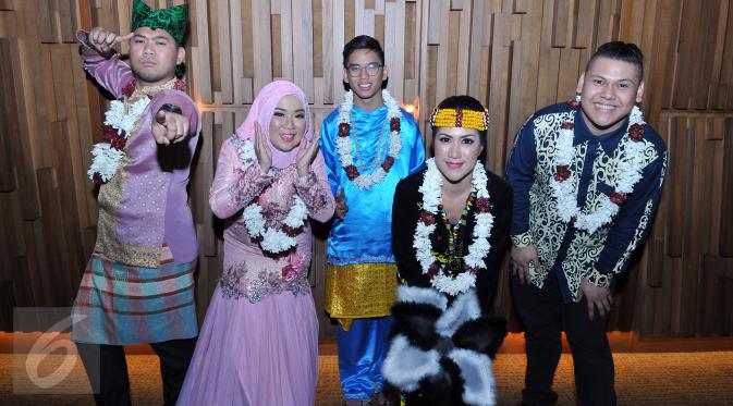 Para Peserta D'Academy Asia asal Brunei Darusalam saat melakukan sesi pemotretam di Jakarta, (13/11/2015). (Liputan6.com/Gempur M Surya)