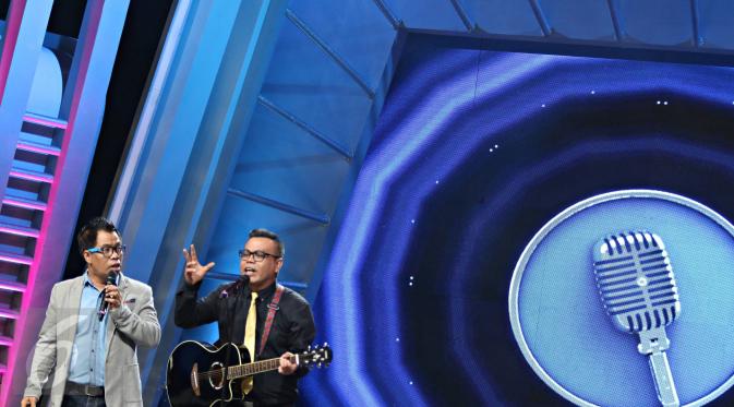 Pelawak Abdel dan Temon saat beraksi diatas panggung Grand Final Stand Up Comedy 2015 di Studio Indosiar, Jakarta, Kamis (13/11/2015). Para Finalis akan merebutkan memperebutkan hadiah ratusan juta rupiah. (Liputan6.com/Immanuel Antonius)