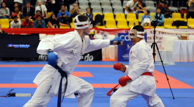 Faqih Kiromi (Kanan) melawan karateka Spanyol