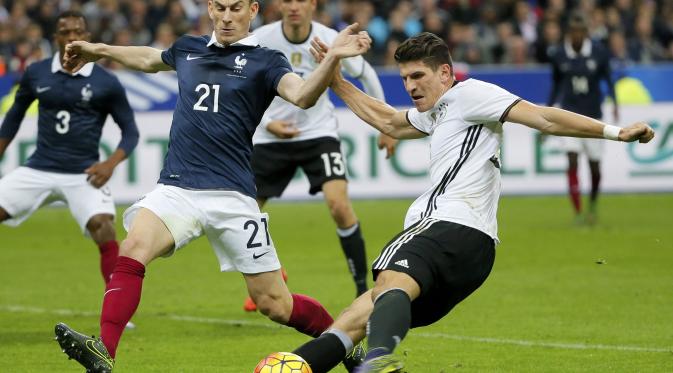 Laurent Koscielny berebut bola dengan Mario Gomez