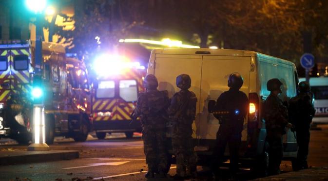 Suasana di lokasi penyanderaan di Kota Paris, Prancis, Jumat (13/11/2015) malam. (Reuters)