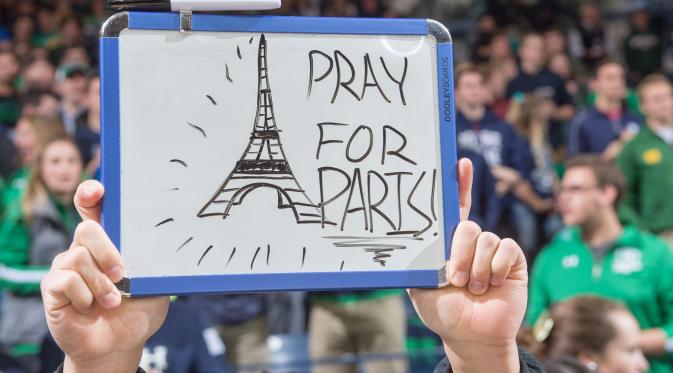 Sebuah tulisan duka untuk korban di Paris (Reuters)