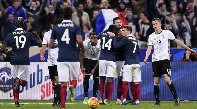 Penyerang Perancis, Oliver Giroud bersama pemainn lainnya melakukan selebrasi usai mencetak gol kegawang Jerman pada laga persahabatan di stadion Stade de France, Perancis, (13/11). Perancis menang atas Jerman dengan skor 2-0.  (AFP PHOTO/FRANCK FIFE)