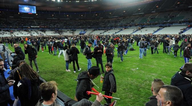 serangan bom bunuh diri di luar stadion Stade de France.| Via: dailymail.co.uk