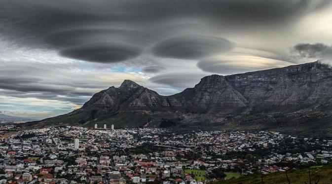 'Awan UFO' terlihat di langit Cape Town, Afrika Selatan. | via: Kyle Mijlot
