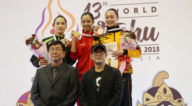 Duta Wushu, Jet Li (kanan bawah) berfoto bersama Atlet Wushu Indonesia, Lindswell Kwok (tengah) saat menerima medali emas pada Kejuaraan Dunia Wushu 2015 di Istora, Senayan, Jakarta, Sabtu(14/11/2015) WIB. (Bola.com/Nicklas Hanoatubun)