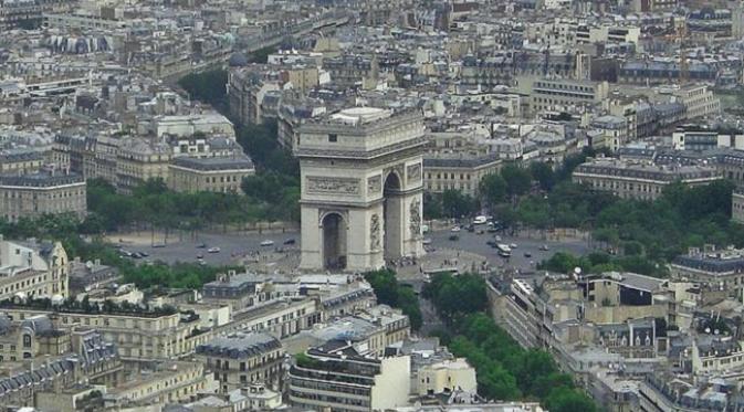 Bangunan Arc de Triomphe (sumber. touropia.com)