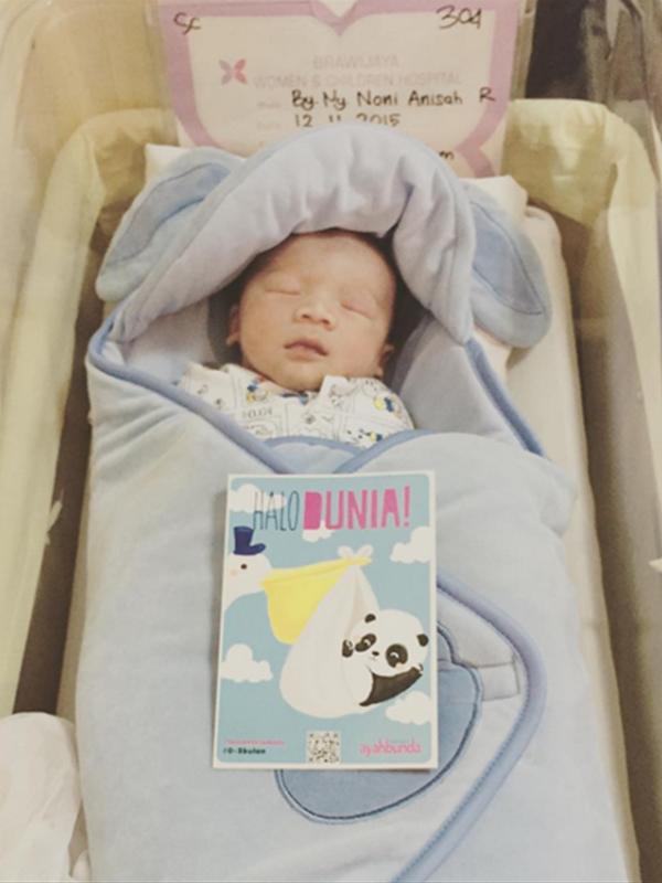 Pasangan Donita dan Adi Nugroho tengah berbahagia karena baru saja dikaruniai seorang bayi laki-laki yang lahir pada 12 November 2015. (Via Instagram/@donitabhubiy)