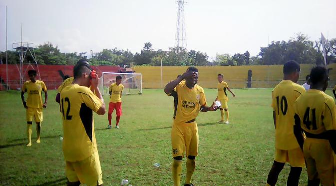 Tim Semen Padang menggelar latihan akhir Piala Jenderal Sudirman di Padang pada Sabtu (14/11/2015) sebelum berangkat ke Bali. (Bola.com/Arya Sikumbang) 