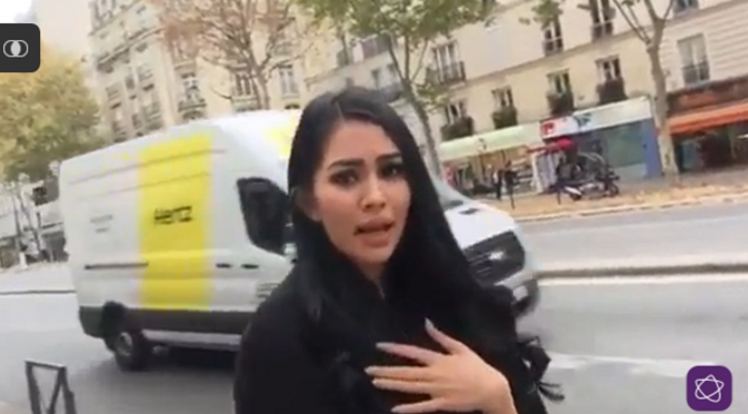 Kartika Putri dengan latar belakang ambulans yang berlalu-lalang di jalanan kota Paris Perancis. (Bintang Pictures)