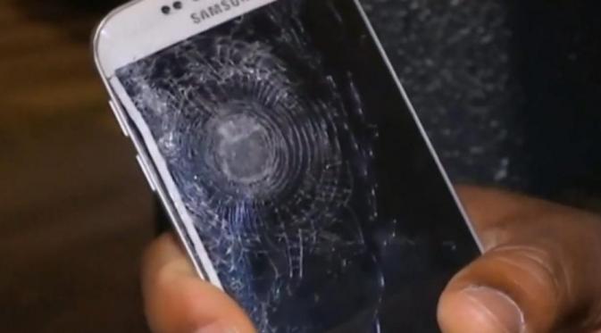 Ponsel milik korban selamat teror Paris. (Reuters)
