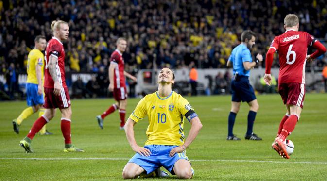 Kapten Swedia, Zlatan Ibrahimovic, tampak kecewa gagal mencetak gol ke gawang Denmark pada laga play-off Piala Eropa 2016 di Friends Arena, Swedia, Minggu (15/11/2015) dini hari WIB. (AFP Photo/Jonathan Nackstrand)