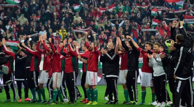 Para pemain dan ofisial Hungaria merayakan keberhasilan lolos ke Piala Eropa 2016. (AFP PHOTO / Attila Kisbenedek)