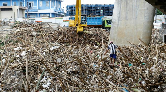 Tumpukan sampah di aliran Kali Ciliwung di bawah fly over Kalibata, Jakarta, (16/11/2015). (Liputan6.com/Yoppy Renato)