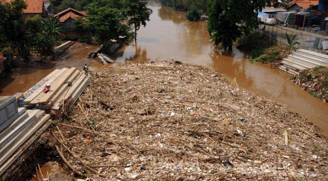 Puluhan ton sampah menumpuk di kolong jembatan Rawajati, Kalibata, Jakarta, Senin  (16/11/2015). Sampah yang didominasi batang bambu terbawa arus sungai Ciliwung akibat hujan deras   yang melanda Bogor pada Minggu (15/11). (Liputan6.com/Helmi Fithriansyah
