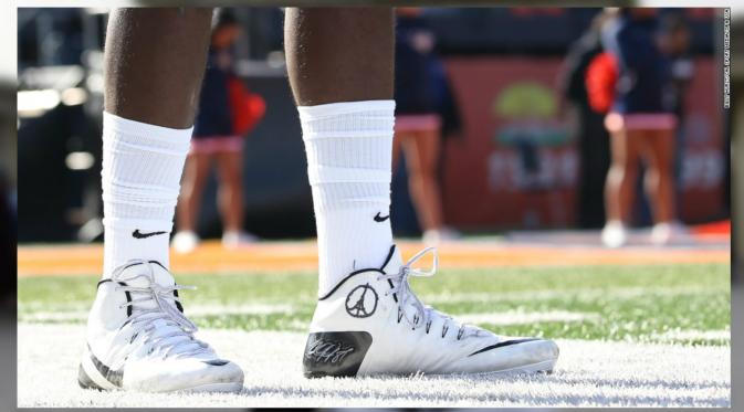 Lambang perdamaian milik Jullien terlihat pada sepatu milik Quarter Back Ohio State Buck Eyes, Cardale Jones dalam pertandingan futbol NCAA (CNN)
