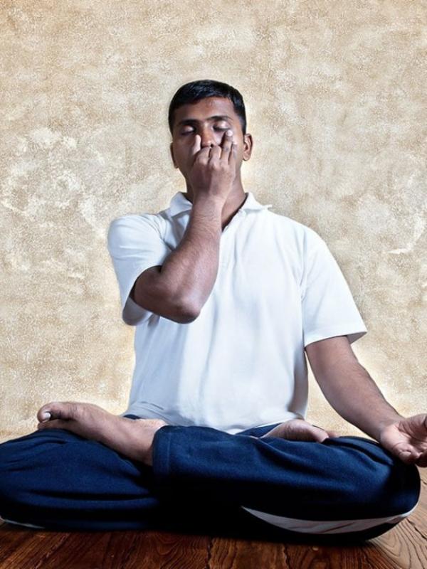 Nadi Shodhan Pranayama: ambil nafas, buang nafas, lakukan berulang sampai kamu merasa rileks. (Via: 16rounds.com)