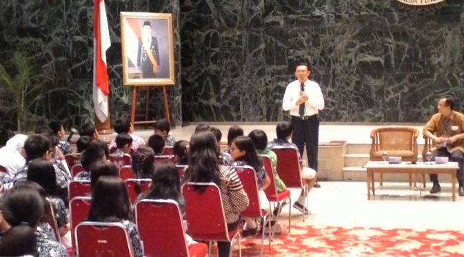 Ahok menerima kunjungan siswa-siswi SD di Balai Kota (Liputan6.com/Ahmad Romadoni)