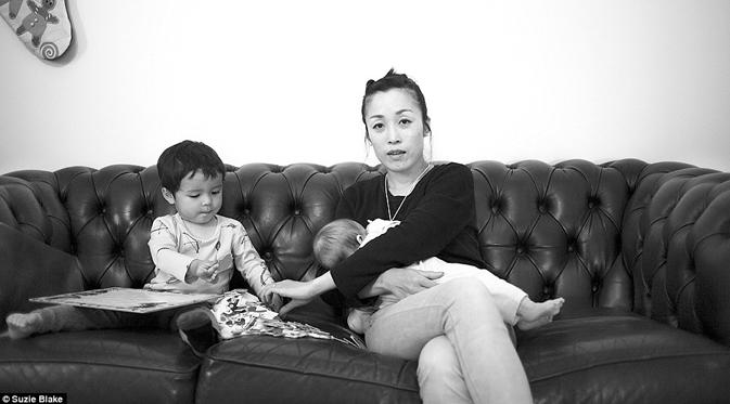 Duduk di Atas Sofa Sembari Menemani Anak Pertamanya Belajar Dimanfaatkan Juga Oleh Wanita ini Untuk Memberikan ASI si Kecil