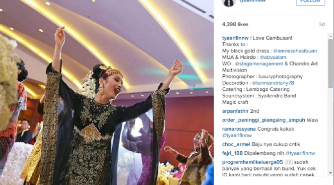 Tya Arifin tampak bersuka cita dalam resepsi pernikahannya di Palembang. Ia tak sungkan untuk menari merayakan hidup barunya. [Foto: instagram.com/tyaarifinnw]