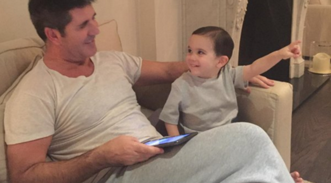Simon Cowell menjadi sosok yang lembut saat bersama sang putra, Eric [foto: twitter/simoncowell]