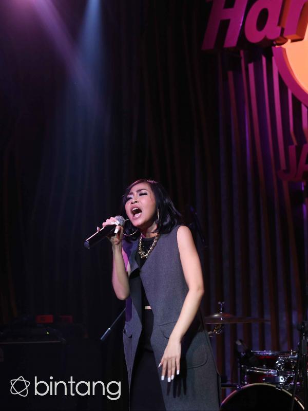 Rinni Wulandari dalam konser Melawan Asap (Nurwahyunan/Bintang.com)