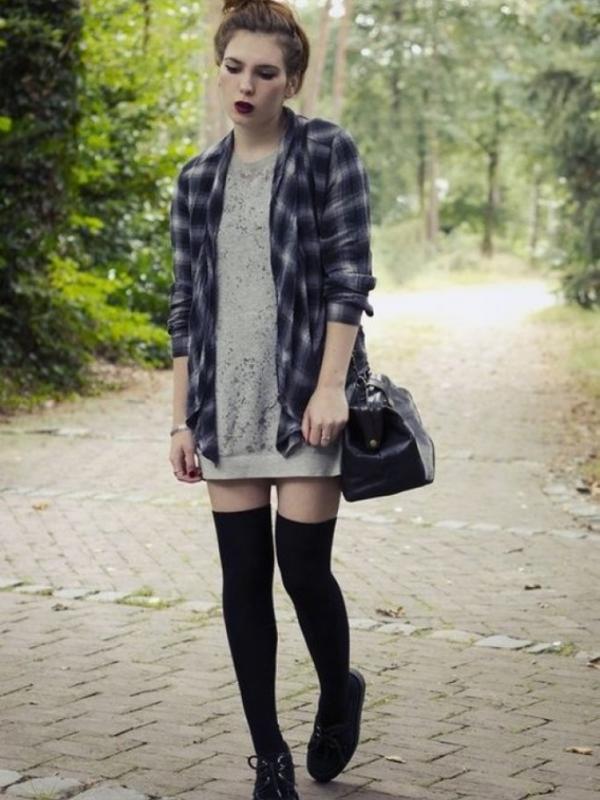 Mini dress + Tartan shirt + Knee socks (Via: gofeminin.de)