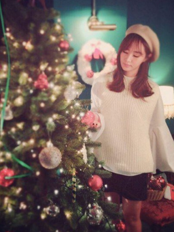 Yuri, personel Girls Generation mengunggah foto diirnya mempersiapkan perayaan Natal yang akan jatuh 25 Desember 2015.