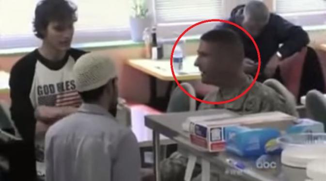 Seorang anggota militer Amerika Serikat membela seorang penjaga kasir toko beragama Islam dari perlakuan diskriminasi pelanggan, keren!