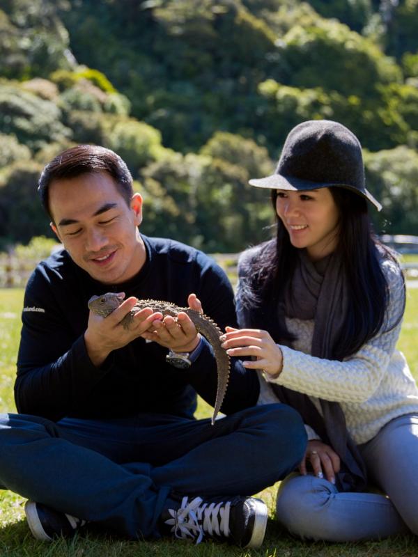 Picnic on the peak Joe Taslim dan istrinya, Julia Taslim. (Photo Credit: Jerry Aurum)