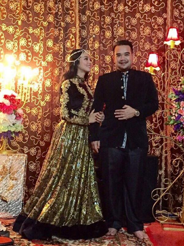 Tya tampak cantik dan anggun dengan menggunakan adat busana Palembang. Penampilan yang cantik juga terlihat saat Tya mengenakan dress hitam keemasan. (Via Instagram/@tyaarifinnw)