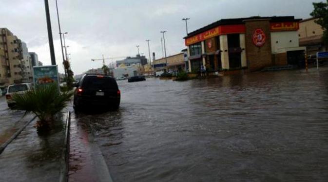 Hujan lebat mengguyur Kota Jeddah, Arab Saudi, sehingga menimbulkan banjir di beberapa kawasan pada Selasa (17/11/2015) pagi waktu setempat. (wwww.arabnews.com)