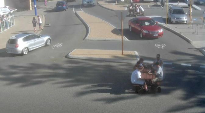 Sekelompok orang dicari-cari polisi karena terekam minum bersama di sejumlah 'meja berjalan' di jalan raya. Tindakan ini dianggap berbahaya. (Sumber Western Australia Police via Facebook)