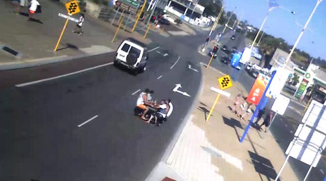 Sekelompok orang dicari-cari polisi karena terekam minum bersama di sejumlah 'meja berjalan' di jalan raya. Tindakan ini dianggap berbahaya. (Sumber Western Australia Police via Facebook)