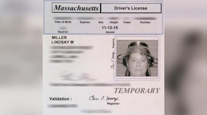 Lindsay Miller mengenakan saringan pasta di kepalanya dalam foto SIM. (foto: Lindsay Miller)