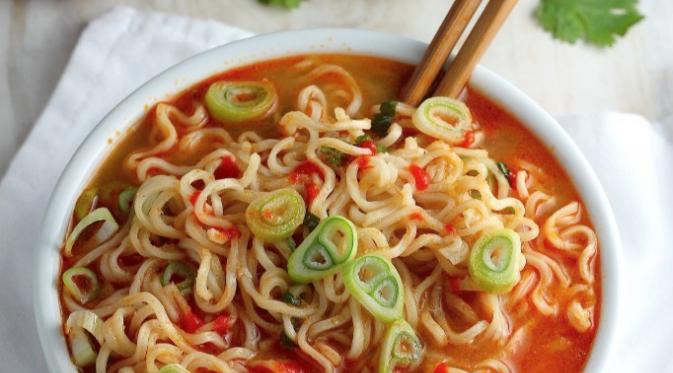 20 Minute Spicy Sriracha Ramen Noodle Soup. | via: lifehack.org