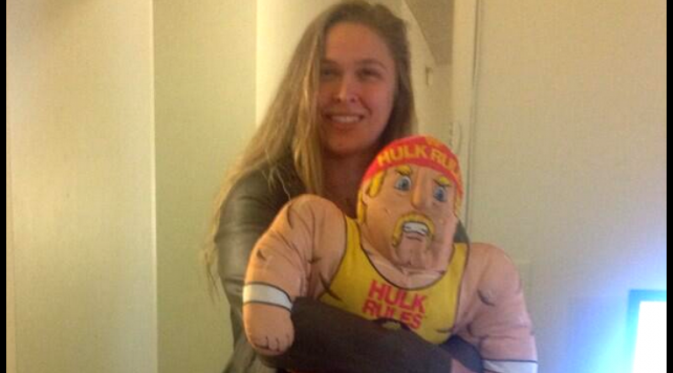 Ronda Rousey memeluk bantal berbentuk Hulk Hogan kesayangannya. (Werstling Earth)