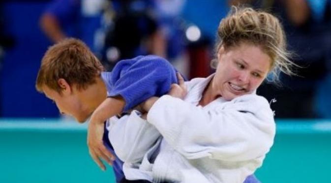 Ronda Rousey pernah memenangi medali perunggu Olimpiade di cabang judo. (Youtube.com)