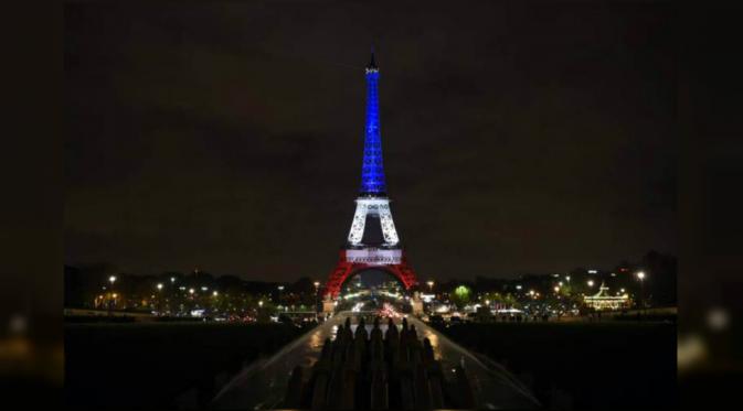 Menara Eiffel dengan kembali dibuka untuk umum sejak insiden berdarah pada hari Jumat. (Metro)