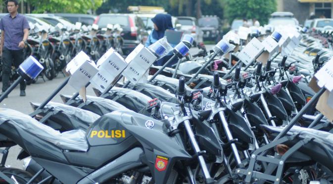 Ratusan kendaraan operasional roda empat dan dua dari Mabes Polri ke Polda Sumsel segera dibagikan ke polres tempat pilkada digelar. (Liputan6.com/Raden Fajar)