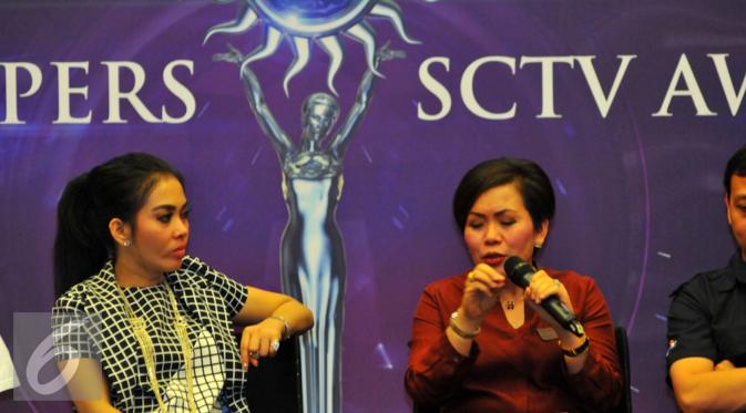 Syahrini bersama Direktur Program dan Produksi SCTV dan Indosiar, Harsiwi Achmad. [Foto: Faisal R. Syam/Liputan6.com]