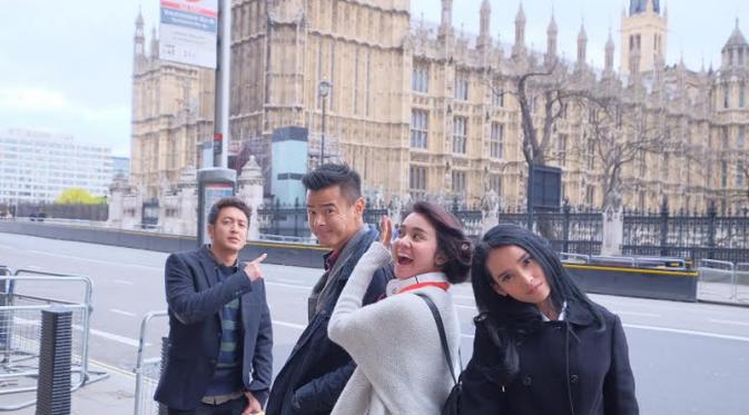 Dimas Anggara, Michelle Ziudith, Adila Fitri, dan Dion Wiyoko saat usai syuting London Love Story hari ke-delapan (sumber foto: Dok. Screenplay films)