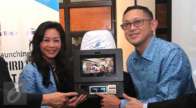 President Director PT Blue Bird Noni S.A Purnomo dan Direktur PT Blue BirdTbk, Andre Djokosoetono saat meluncurkan Blue Bird In-Taxi Intertaiment (ITE) di Jakarta, Rabu (18/11/2015). (Liputan6.com/Angga Yuniar)
