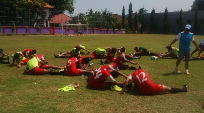 Pemain PSM Makassar melakukan peregangan usai latihan di Lapangan Banteng, Denpasar, Rabu (18/11/2015). (Bola.com/Ahmad Latando)