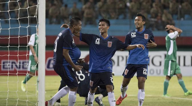 Pemain PBFC, Febri Setiyadi, merayakan gol yang dicetaknya ke gawang PS TNI pada laga Piala Jenderal Sudirman di Gelora Delta Sidoarjo, Jawa Timur, Rabu (18/11/2015). (Bola.com/Vitalis Yogi Trisna)