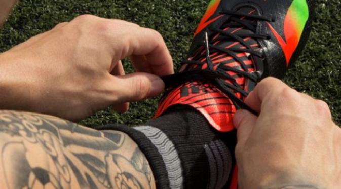 Lionel Messi akan mengenakan sepatu baru buatan Adidas di El Clasico, Minggu (22/11/2015) dini hari WIB. (Mirror)