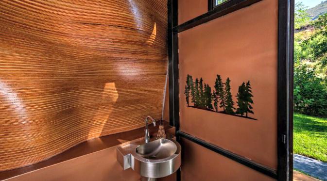Kali ini, sebuah WC umum di kota Minturn di negara bagian Colorado terpilih menjadi WC umum terbaik di AS. (Sumber Dropbox milik Cintas)