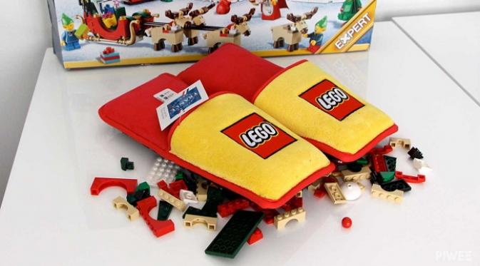 Sendal Lego lindungi kaki orang tua dari potongan Lego yang berserakan (sumber. The Daily Buzz)